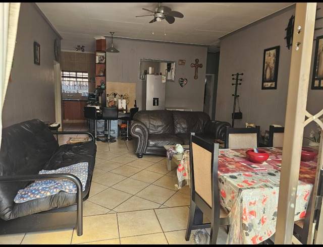 2 BEDROOM TOWNHOUSE FOR SALE IN VANDERBIJLPARK SE 2